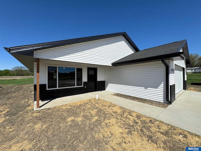 929 S Columbia Ave, Seward, NE 68434 - view of front facade featuring an attached garage and concrete driveway