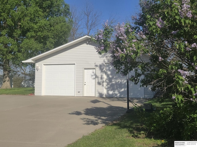 2205 Hidden Canyon Rd, Plattsmouth, NE 68048 - garage featuring driveway