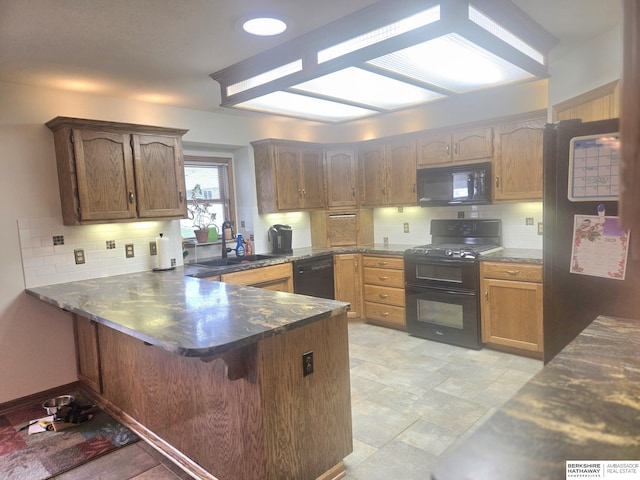 2205 Hidden Canyon Rd, Plattsmouth, NE 68048 - kitchen featuring black appliances, a peninsula, tasteful backsplash, a kitchen bar, and a sink