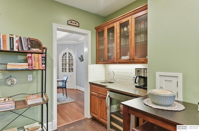5119 Hamilton St, Omaha, NE 68132 - indoor wet bar with wine cooler, backsplash, and baseboards