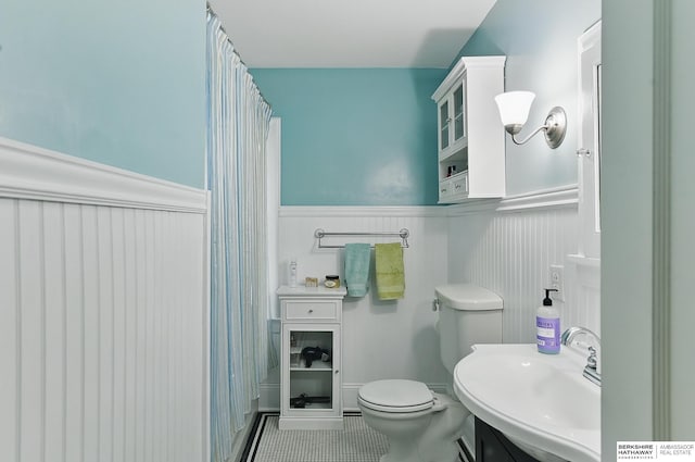 5119 Hamilton St, Omaha, NE 68132 - full bathroom featuring a wainscoted wall, toilet, tile patterned flooring, a shower with shower curtain, and vanity