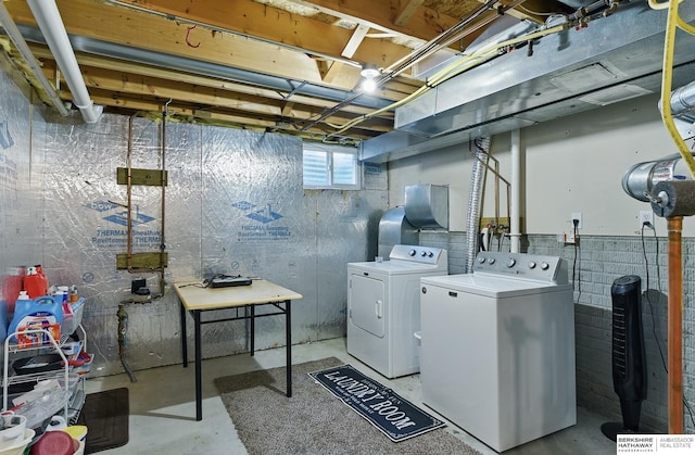 5135 N 159th Cir, Omaha, NE 68116 - laundry room with washing machine and dryer
