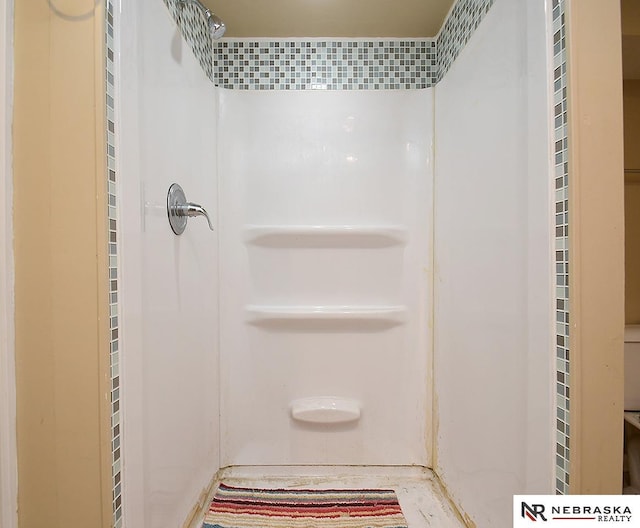 2000 N 53rd St, Lincoln, NE 68504 - full bathroom with a shower