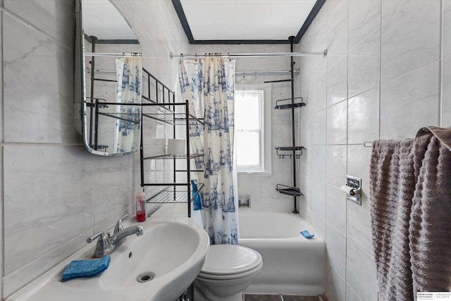 712 Bancroft St, Omaha, NE 68108 - full bathroom featuring shower / tub combo, tile walls, toilet, and crown molding
