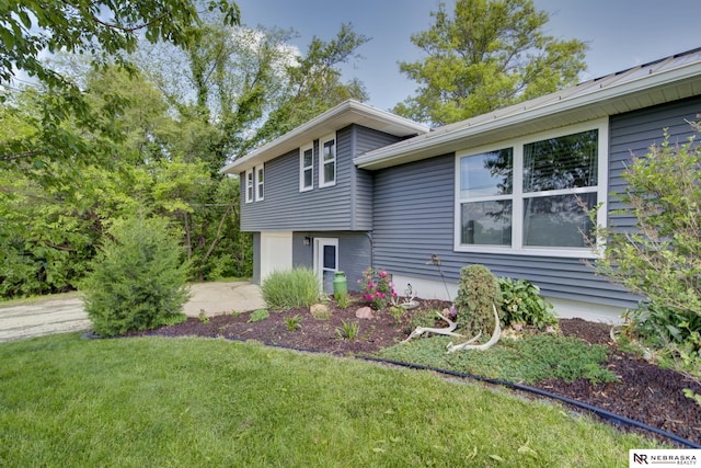 2000 Murray Rd, Plattsmouth, NE 68048 - split level home with a front yard and an attached garage