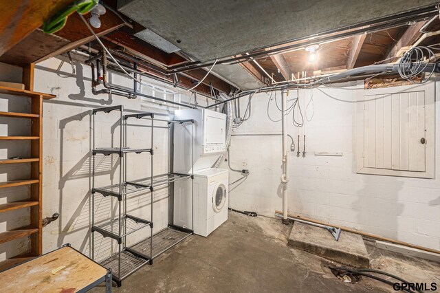 3519 N 53rd St, Omaha, NE 68104 - unfinished below grade area with stacked washer / drying machine