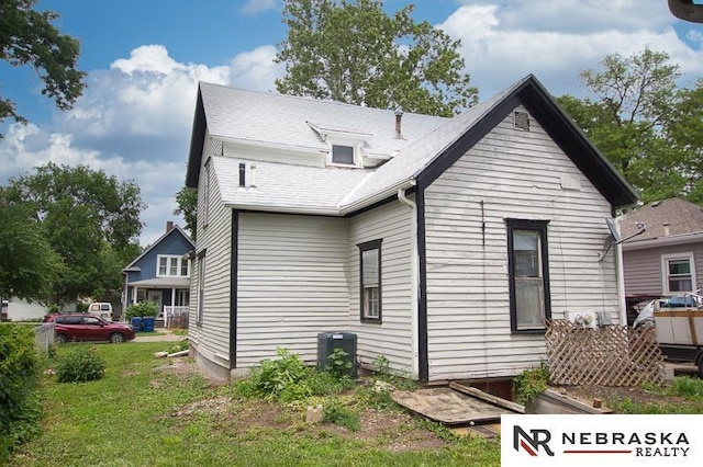 1801 Euclid Ave, Lincoln, NE 68502 - rear view of house with a yard