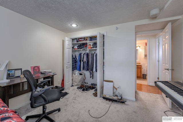 105 N 31st Ave Unit 502, Omaha, NE 68131 - bedroom featuring carpet floors, a desk, a textured ceiling, and a closet