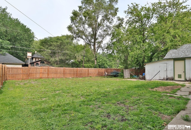 429 N 4th St, Tecumseh, NE 68450 - view of yard featuring an outbuilding