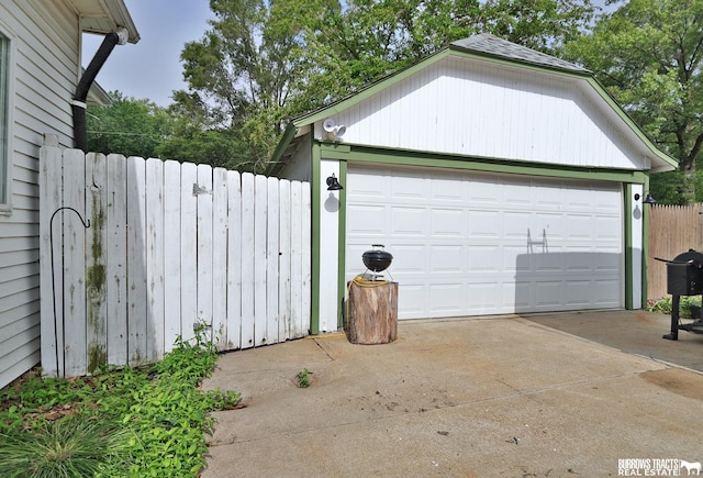 429 N 4th St, Tecumseh, NE 68450 - view of garage