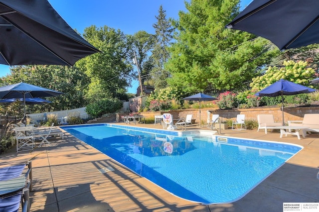 1312 S 78th St, Omaha, NE 68124 - view of pool featuring a fenced backyard, a patio, and outdoor dining space
