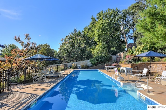 1312 S 78th St, Omaha, NE 68124 - view of pool featuring a patio area and a fenced backyard