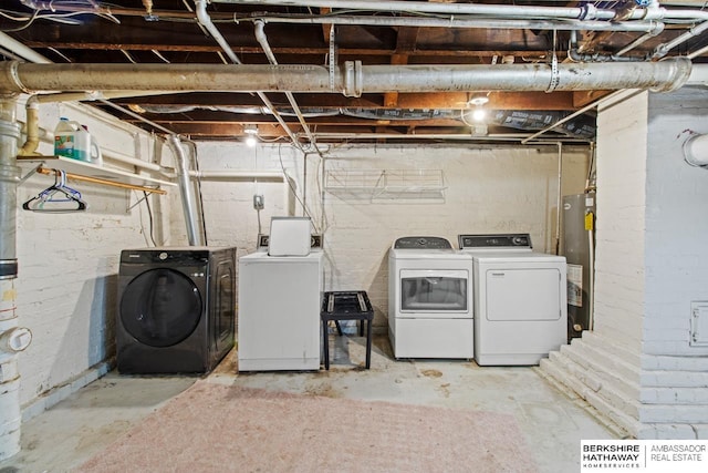 646 W 8th St, Fremont, NE 68025 - laundry area featuring washer and dryer and gas water heater