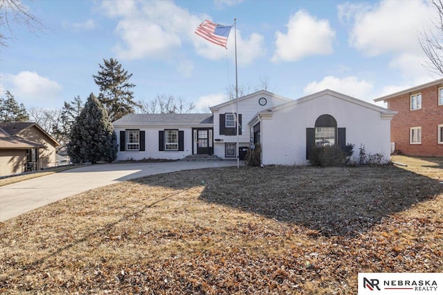 1615 S 136th St, Omaha, NE 68144 - tri-level home with driveway