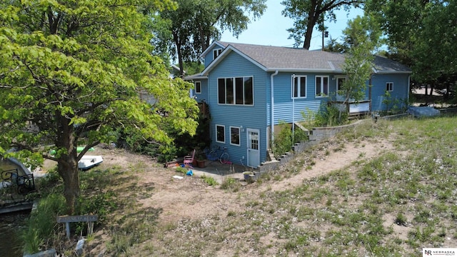 35 E Sandy Ridge Rd, Columbus, NE 68601 - view of front facade with a shingled roof