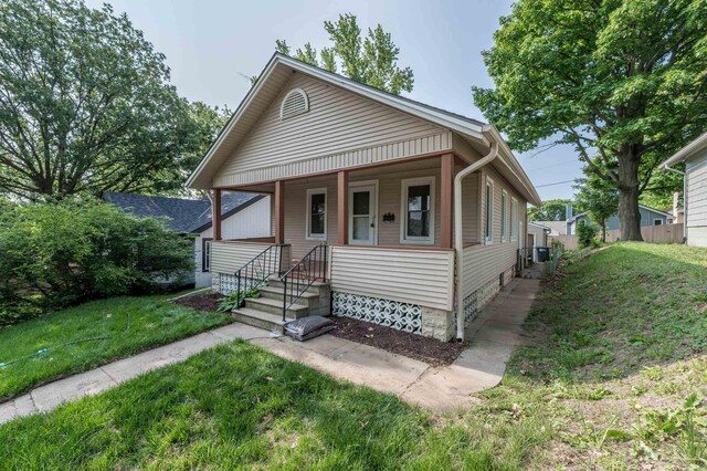 5515 Hickory St, Omaha, NE 68106 - view of front of property featuring a front yard and a porch