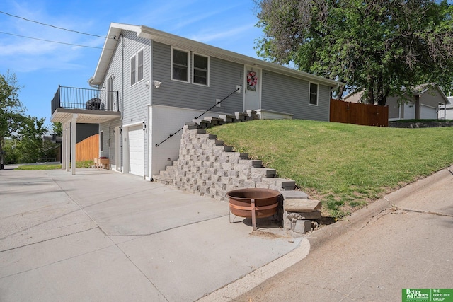 601 5th Ave, Plattsmouth, NE 68048 - single story home featuring concrete driveway, a front lawn, a garage, and a balcony