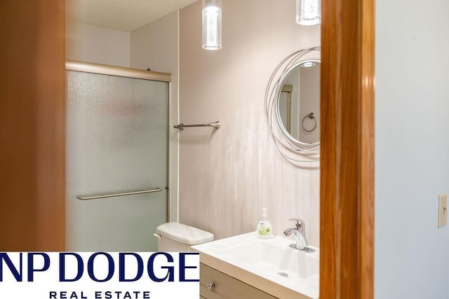 611 Diamond Ln, Papillion, NE 68133 - bathroom with a shower with door, toilet, and vanity