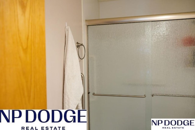 611 Diamond Ln, Papillion, NE 68133 - full bath with a shower with door