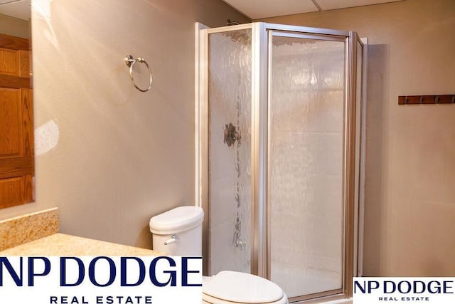 611 Diamond Ln, Papillion, NE 68133 - full bathroom with toilet, a stall shower, and vanity
