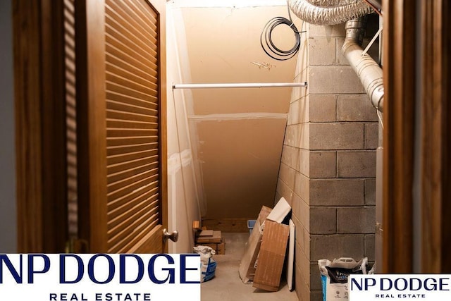 611 Diamond Ln, Papillion, NE 68133 - bathroom with concrete block wall and concrete floors