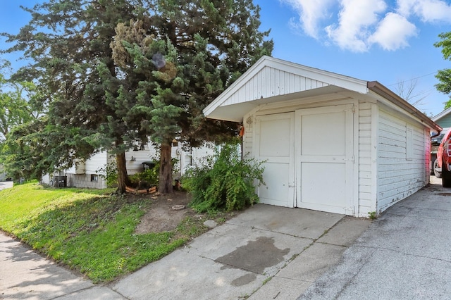 1822 N 38th St, Omaha, NE 68111 - garage featuring a storage unit