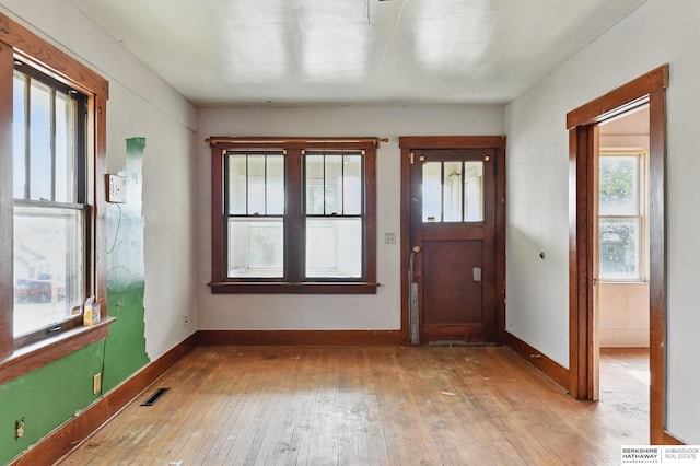 1822 N 38th St, Omaha, NE 68111 - entrance foyer featuring light wood-style flooring and baseboards