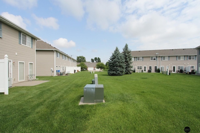 6028 Glenbrook Ln, Lincoln, NE 68512 - view of green lawn featuring a residential view