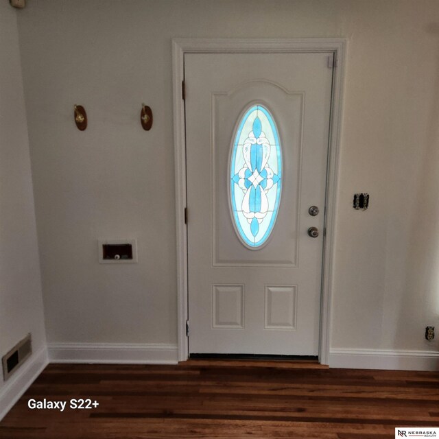 2134 S 48th St, Omaha, NE 68106 - foyer entrance featuring dark wood finished floors and baseboards