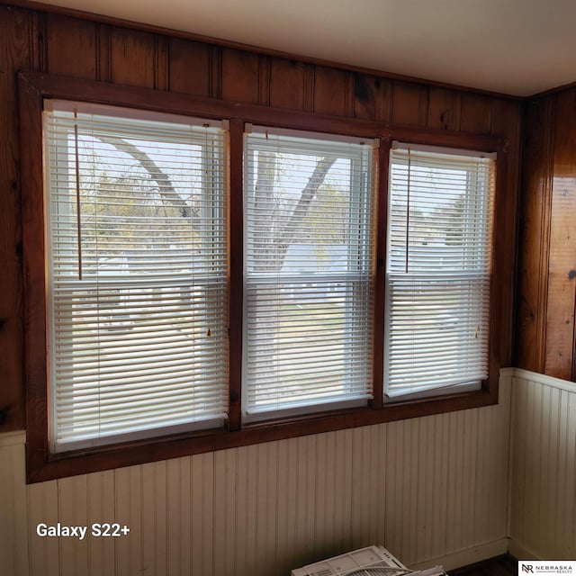 2134 S 48th St, Omaha, NE 68106 - detailed view of wood walls