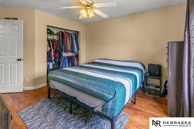 13518 Westport Cir, Bellevue, NE 68123 - bedroom with wood finished floors, a closet, baseboards, and ceiling fan
