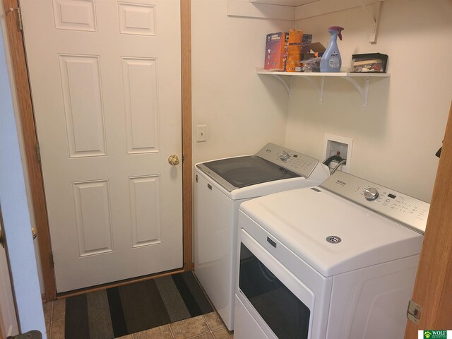 1730 Sawyer St, Lincoln, NE 68505 - laundry room featuring washer and clothes dryer