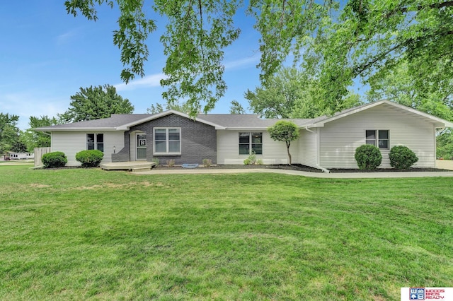 631 Overlook Ln, Beatrice, NE 68310 - ranch-style house with a front yard