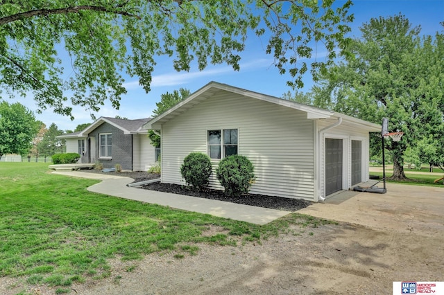 631 Overlook Ln, Beatrice, NE 68310 - view of front of home with a front yard