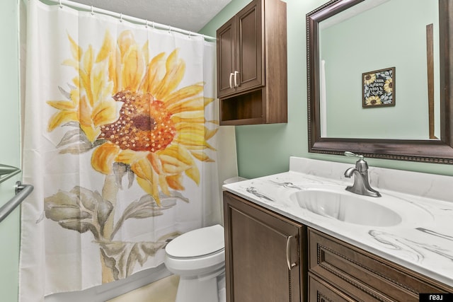 6104 S 93rd St, Omaha, NE 68127 - bathroom featuring vanity, toilet, curtained shower, and a textured ceiling