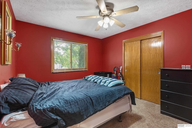 15212 Emmet St, Omaha, NE 68116 - carpeted bedroom featuring a closet, a textured ceiling, and a ceiling fan