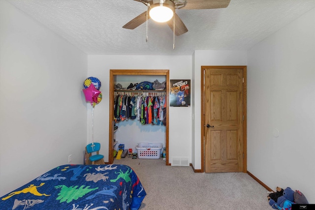 918 N 150th St, Omaha, NE 68154 - carpeted bedroom featuring a textured ceiling, a closet, ceiling fan, and baseboards