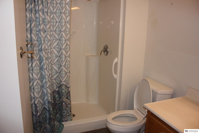 120 W Deer Ln, Plattsmouth, NE 68048 - bathroom featuring toilet, curtained shower, and vanity