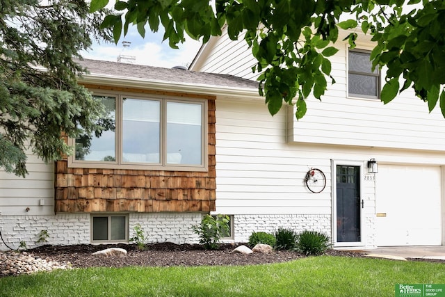 2833 S 107th St, Omaha, NE 68124 - view of front of property with a shingled roof and a front yard