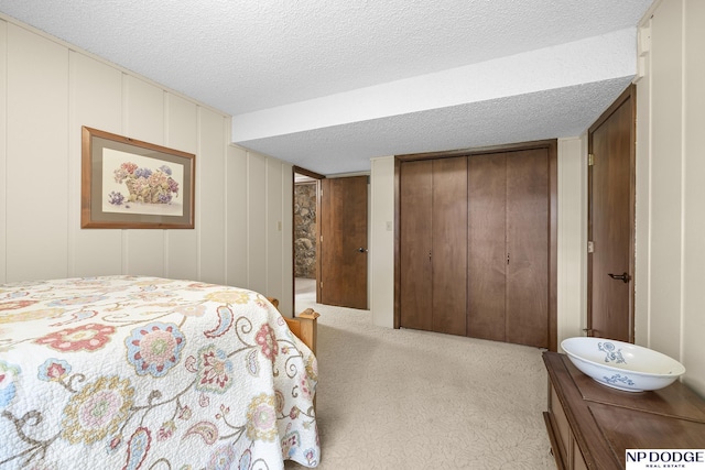 2723 Eagle Dr, Fremont, NE 68028 - bedroom featuring a textured ceiling, light colored carpet, and a closet