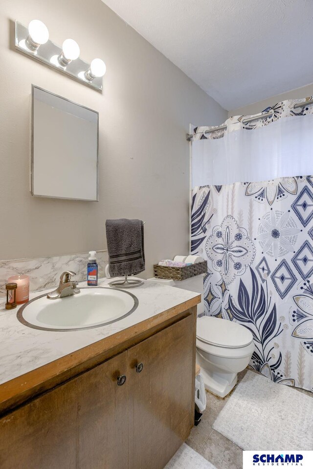 253 S 110th St, Omaha, NE 68154 - bathroom featuring vanity, toilet, and a shower with curtain