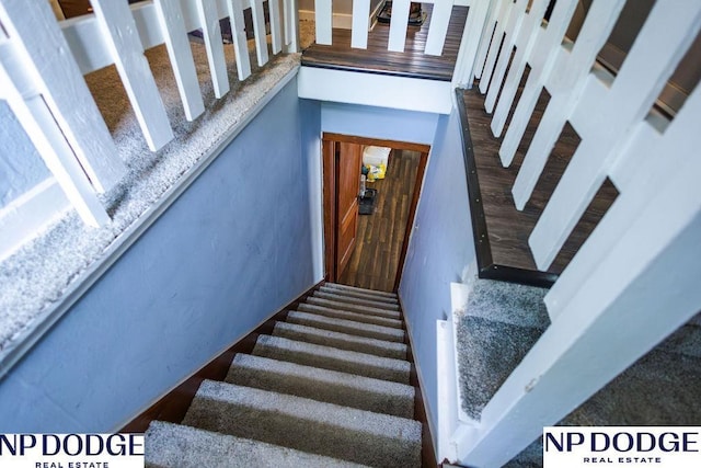 4023 Maple St, Omaha, NE 68111 - view of staircase