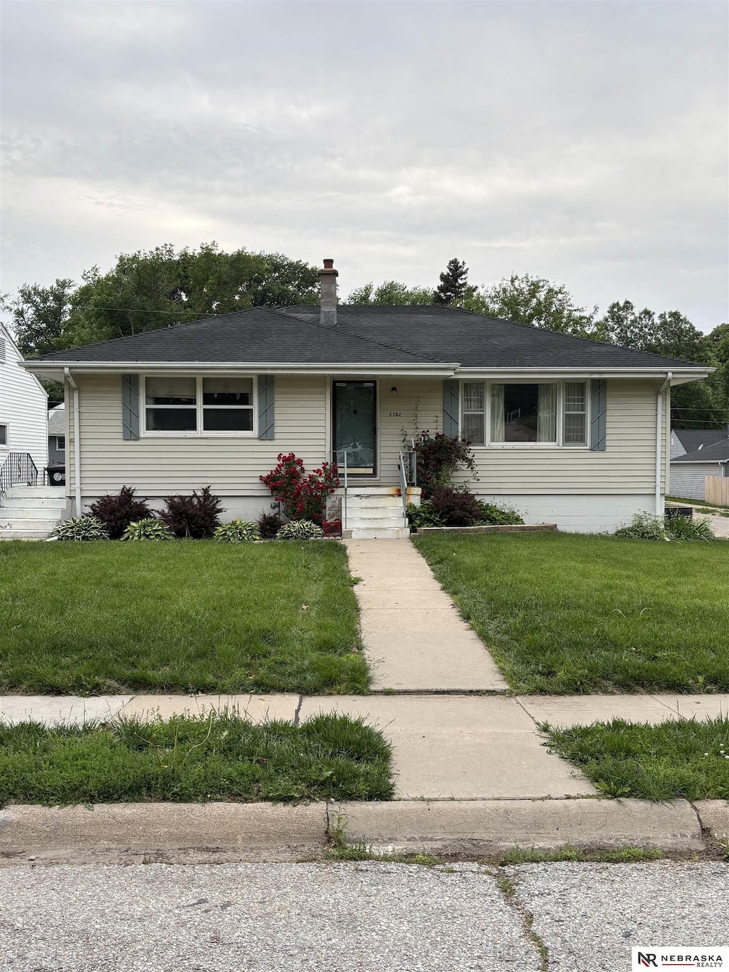 2302 S 47th St, Omaha, NE 68106 - single story home with a front yard