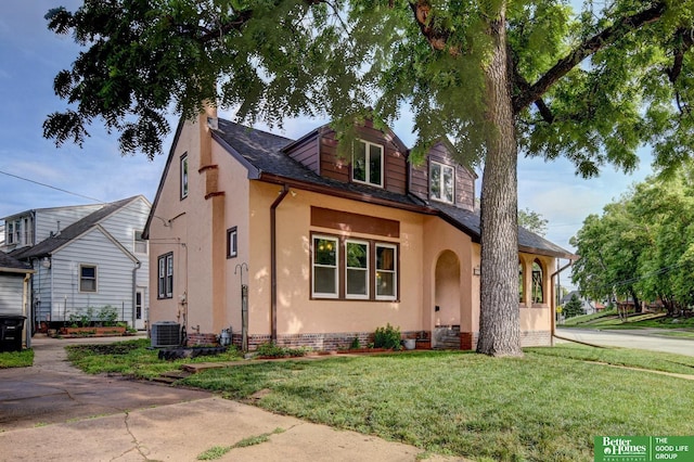 902 S 57th St, Omaha, NE 68106 - view of front of home featuring a front lawn, stucco siding, and roof with shingles