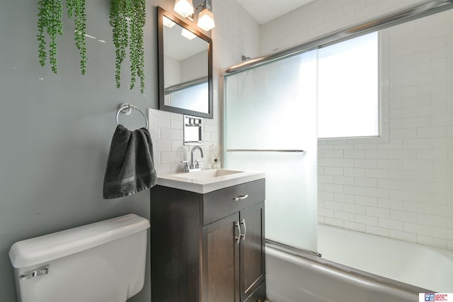 920 Clark Ave, Lincoln, NE 68510 - full bath featuring toilet, vanity, bath / shower combo with glass door, and tasteful backsplash