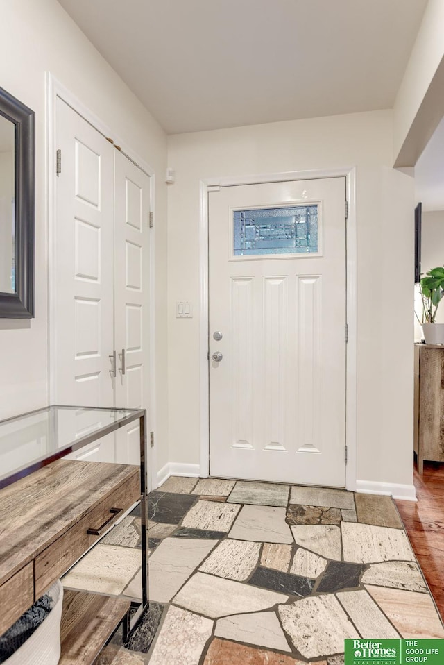 1008 J E George Blvd, Omaha, NE 68132 - foyer featuring baseboards