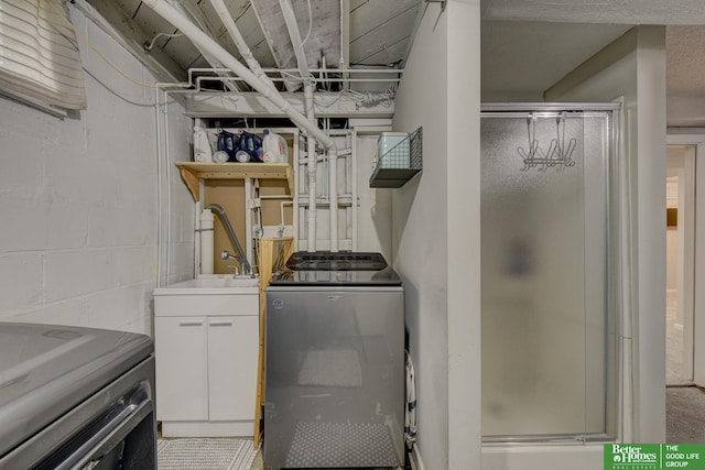 406 S 49th St, Omaha, NE 68132 - laundry area featuring washing machine and dryer and concrete block wall