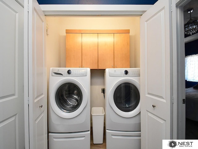 7615 Greycliff Dr, Lincoln, NE 68516 - laundry area with cabinet space and independent washer and dryer