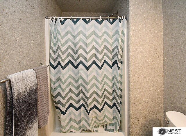 7615 Greycliff Dr, Lincoln, NE 68516 - full bathroom featuring toilet and curtained shower