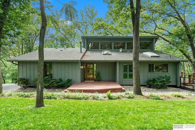 1606 Camp Gifford Rd, Bellevue, NE 68005 - view of front facade with a wooden deck, a front lawn, and a shingled roof